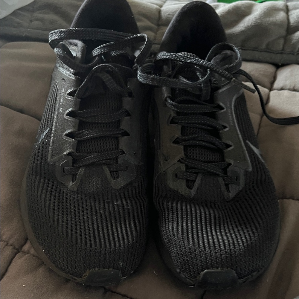 Boys’ Black Nike Sneakers Size 6Y- Barely worn!